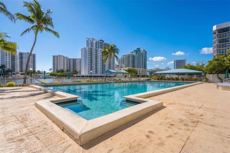 1000 Parkview Dr #627, Hallandale Beach, 33009