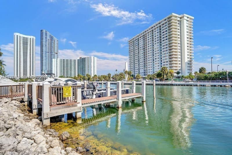 400 Kings Point Dr #320, Sunny Isles Beach, 33160