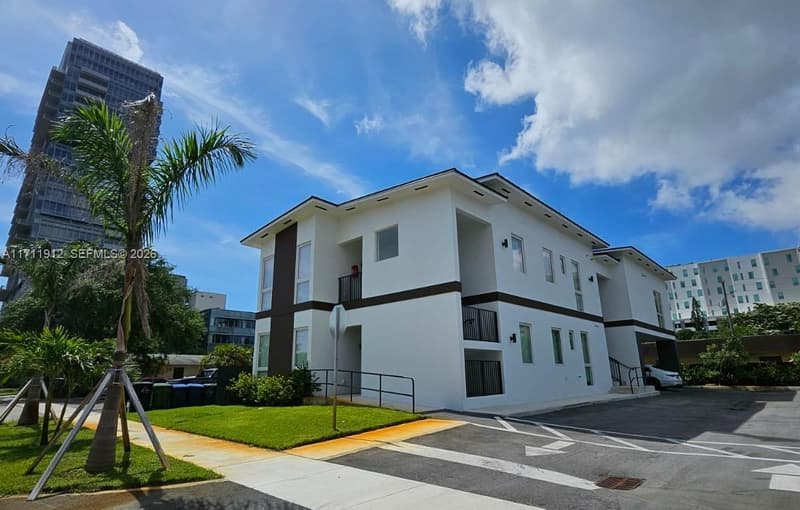 210 10th St, Hallandale Beach, 33009