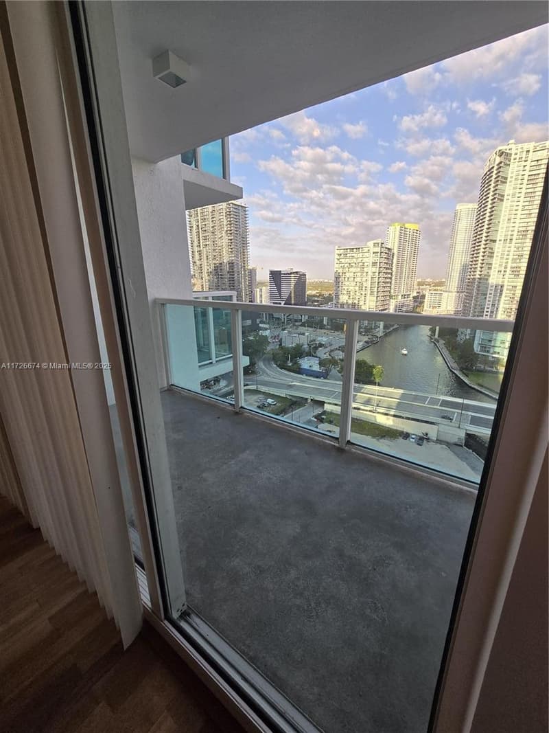 31 5th St #2409, Miami, 33131