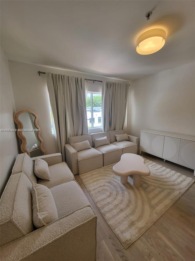 810 7th St #206, Miami Beach, 33139