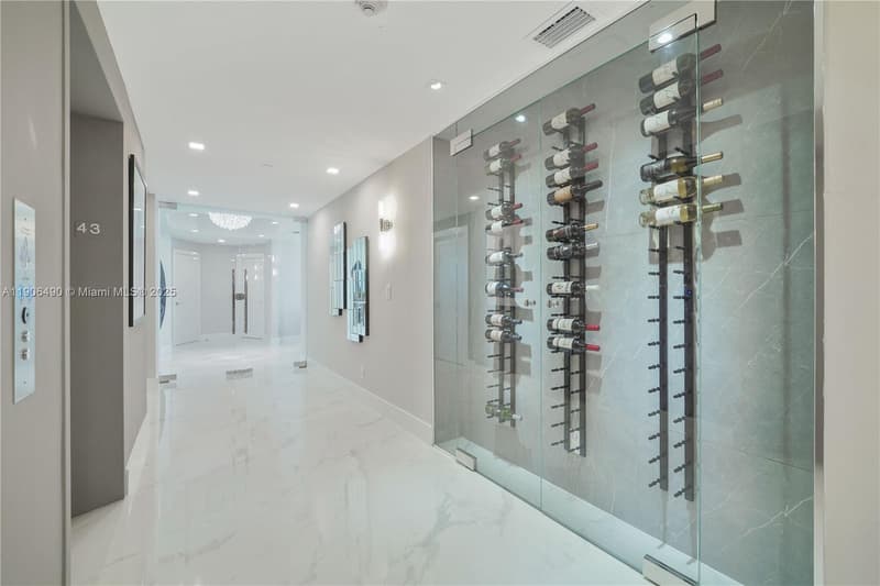 300 Pointe Dr #4306, Miami Beach, 33139