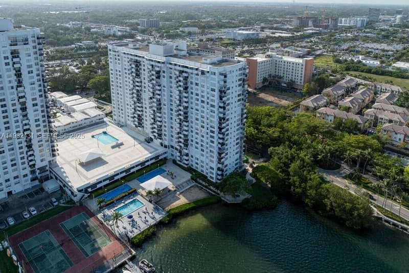 2780 183rd St #1805, Aventura, 33160