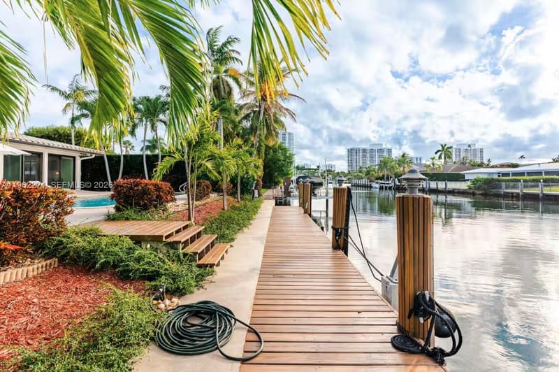 636 Hibiscus Dr, Hallandale Beach, 33009