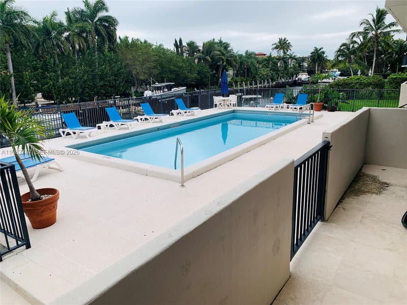 6815 Edgewater Dr #105, Coral Gables, 33133