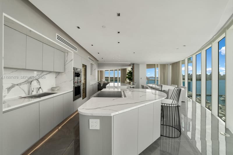 1000 Pointe Dr #901, Miami Beach, 33139
