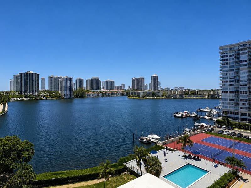 2780 183rd St #810, Aventura, 33160