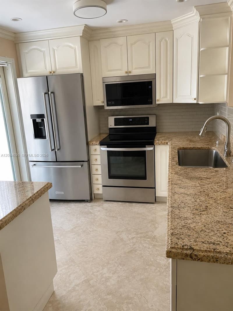 219 14th Ave #306, Hallandale Beach, 33009