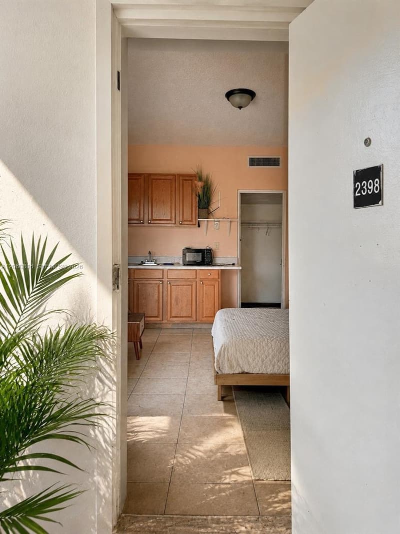 26 Diplomat Pkwy #2398, Hallandale Beach, 33009