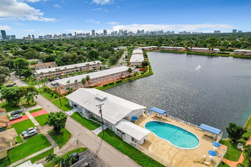 815 10th Terrace #17V, Hallandale Beach, 33009