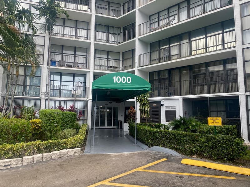 1000 Parkview Dr #427, Hallandale Beach, 33009