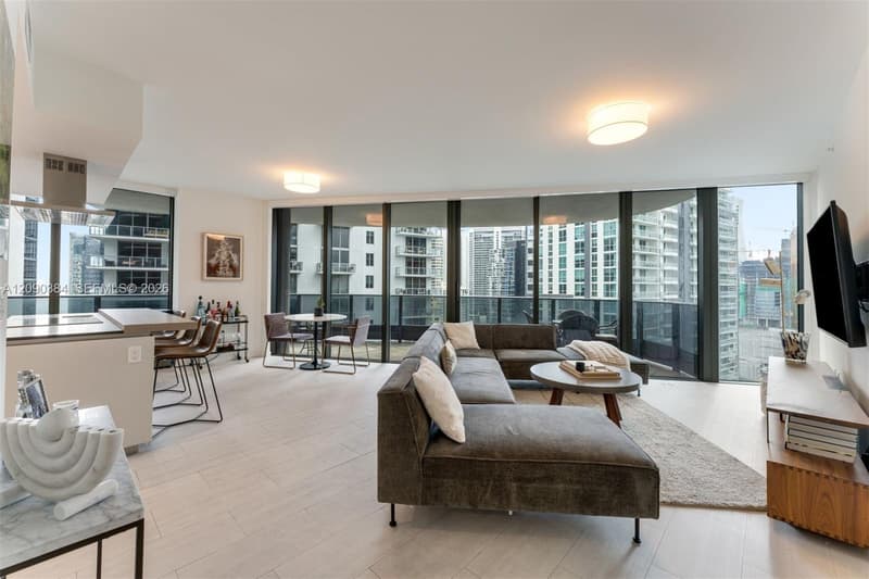 1000 Brickell Plz #2401, Miami, 33131