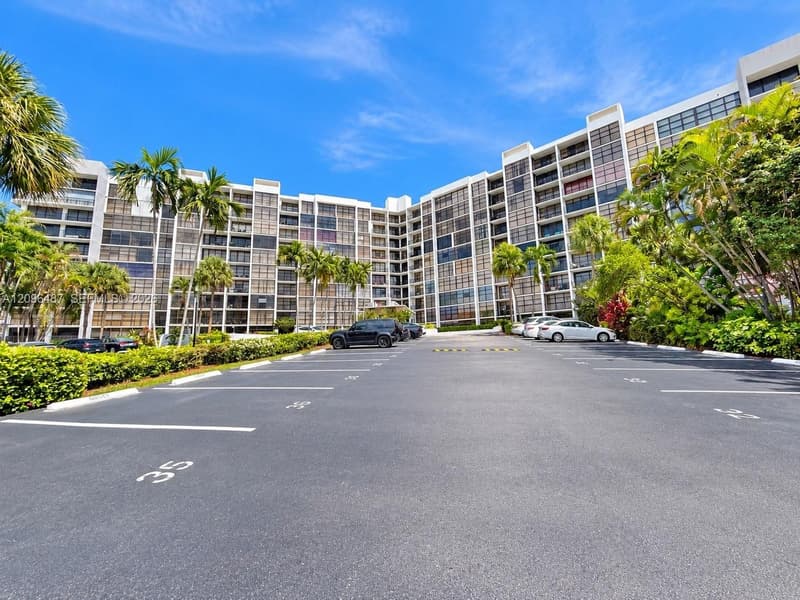 600 Parkview Dr #206, Hallandale Beach, 33009