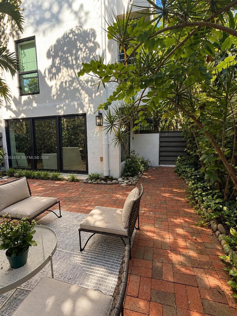 3042 27th Ave #8, Miami, 33133