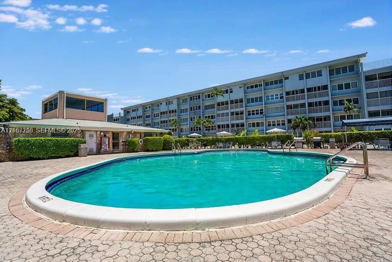 215 3rd Ave #102D, Hallandale Beach, 33009