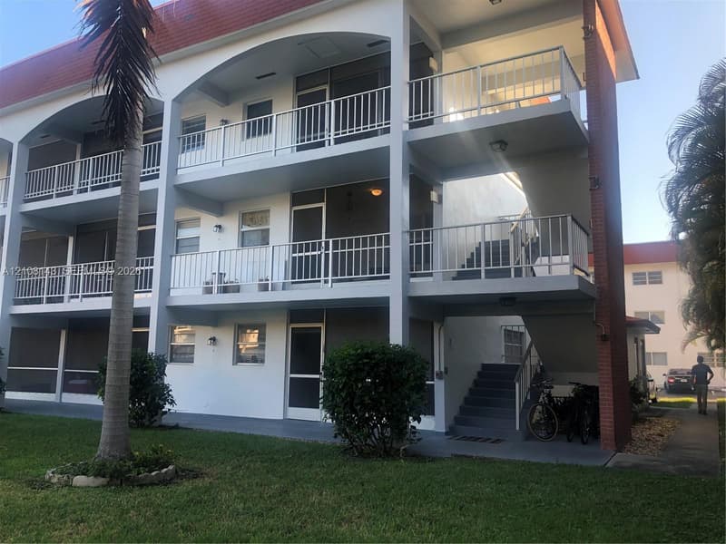 541 Blue Heron Dr #220, Hallandale Beach, 33009